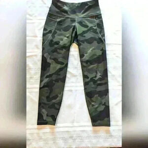M Petite Go-Dry High-Rise Camouflage Compression Leggings‎ With Pockets